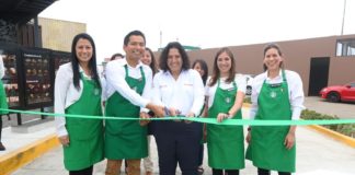 Starbucks Perú inaugura la primera tienda de Latinoamérica construida con contenedores revista economia