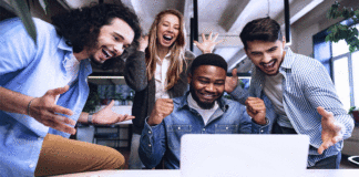San Valentín: ¿Es mejor emprender solo o con amigos?