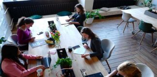 Día de la mujer: empresas que aplican políticas de igualdad obtienen mejores resultados comerciales, según la OIT