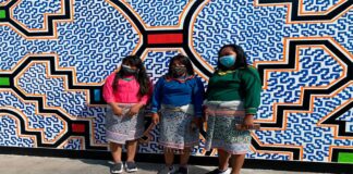 Mujeres shipibas plasman lo mejor de su arte mural en conocido centro comercial