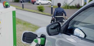 Ford prueba una estación de carga robótica para ayudar a personas con discapacidad.