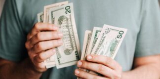 Cambiar dólares: Los especialistas te dicen cómo ganar más al hacerlo