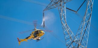 Innovador sistema de lavado de aisladores mediante helicópteros permite evitar cortes de luz y ahorrar hasta un 80% de agua