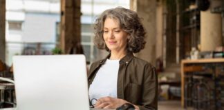 Encuesta: 18% de las mujeres consideran que la menopausia tuvo implicaciones directas en su aumento salarial