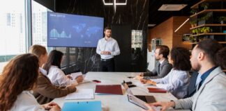 ¿Qué criterios se emplean para elegir al directorio en la era tecnológica?