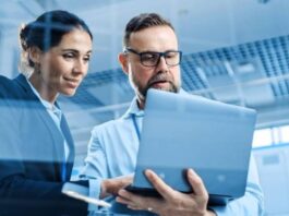 ¿Cómo pueden las empresas fomentar la colaboración entre los equipos de IA y no técnicos?