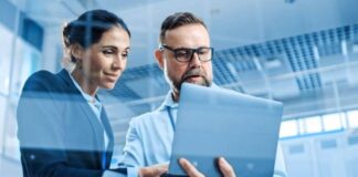 ¿Cómo pueden las empresas fomentar la colaboración entre los equipos de IA y no técnicos?