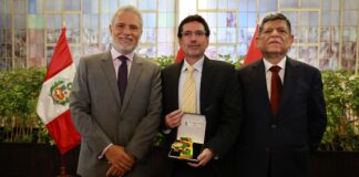 MTPE entrega condecoración Orden del Trabajo a CAPECO por 20 años de diálogo con resultados y buenas prácticas con trabajadores de construcción civil
