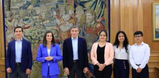 La Reina de España se reúne con estudiantes peruanos ganadores de becas universitarias