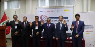 Profesionales bilingües ganan hasta un 50% más