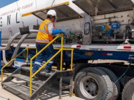 Ecuador recibe su primera importación terrestre de gas natural licuado desde Perú, marcando un hito energético regional