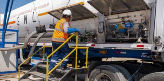 Ecuador recibe su primera importación terrestre de gas natural licuado desde Perú, marcando un hito energético regional