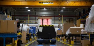 Industria automotriz crecerá un 15% al 2028 y adopta robots móviles autónomos para ganar eficiencia