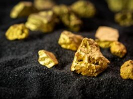 El oro se fortalece impulsado por expectativas de recorte en los tipos y tensiones comerciales avivadas por Trump