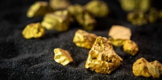 Oro cierra al alza, respaldado por expectativas de recortes de tasas en EE.UU.