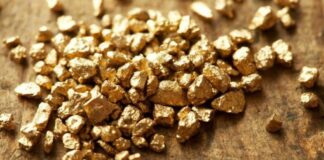 El oro cierra en niveles récord, Fed apunta a nuevos recortes y el dólar se debilita