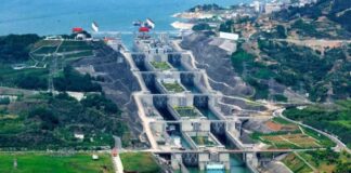 En China, barcos suben 200 metros por la montaña gracias a un ascensor gigante