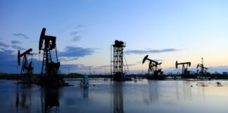 El precio del petróleo cae a niveles cercanos a su mínimo anual ante expectativas de acuerdo en Ucrania