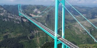 China inaugura el puente más alto del mundo: un trayecto de dos horas ahora toma solo dos minutos