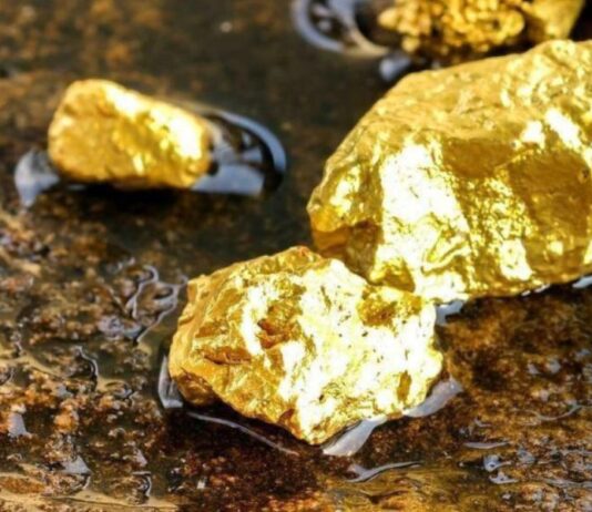 Oro cae tras alcanzar un nivel técnico clave de 4.250 dólares