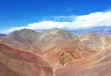 Tras años de retraso, minera canadiense inicia producción de oro en Chile