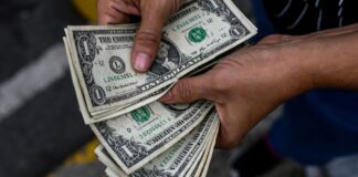 Dólar cae a mínimos de 4 meses y refuerza el giro hacia otros activos