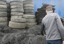 La planificación es fundamental durante este período, donde los recursos humanos son menores que en el resto del año. Lima, 19 de enero de 2026.- El comienzo de año es una época tradicional de vacaciones en las grandes empresas. No obstante, en las pequeñas y medianas (pymes), la presencia de gerentes y propietarios suele ser más indispensable, dado que se requiere una planificación y organización minuciosa para el año. Esto es particularmente relevante en Perú, donde el 99.7% de las empresas al cierre de 2024 fueron micro y pequeñas (mypes), según datos de Comex. Para planificar adecuadamente esta etapa veraniega, Manuel Concha, CEO de Kame ERP, plantea puntos esenciales. Con más de 27.000 pymes en su cartera, propone cinco acciones para que el reposo de algunos no implique el estrés de otros, es decir, para que los empleados no sufran y, al mismo tiempo, no baje la productividad habitual de la compañía. Calendarización Lo recomendable es definir las vacaciones de los trabajadores con la mayor anticipación posible. Para ello, ayuda mucho tener un software donde el superior pueda autorizar los días libres y, así, llevar una cuenta clara y automatizada de cuántos le quedan disponibles a cada uno de los empleados. Es una buena mezcla entre planificación y automatización de procesos. En la medida que el equipo crece, automatizar este proceso es fundamental, ya que también puede tener implicancias legales. Reemplazos Cuando un trabajador sale de vacaciones, muchas veces no se sabe bien quién suplirá sus funciones. Esto genera dependencia de quienes tienen el conocimiento, a los que en ocasiones hay que molestar en pleno descanso para solucionar problemas urgentes. Para evitar eso, es clave tener procedimientos transparentes y conocidos por todos para la ejecución de las tareas, así los sustitutos cometerán menos errores. Productividad En línea con lo anterior, es elemental que cada cargo tenga a otro integrante del equipo como backup o respaldo, que conozca las funciones que desempeña su compañero que esté de vacaciones. De esta manera, si alguien no está, el negocio no debería verse afectado. Para mantener o, incluso, aumentar la producción, una buena práctica es dar incentivos por resultados, más que por tiempo de trabajo. Recursos Otro de los grandes problemas que enfrentan las pymes durante este período es que las vacaciones redundan en una mayor carga para la compañía. Dependiendo del rubro, esto puede verse acentuado, ya sea porque bajan las ventas o porque suben los costos, debido a los reemplazos. En ese sentido, en el caso de requerir financiamiento, es fundamental anticiparse, con lo que podrán disminuir los intereses y otros costos financieros. ERP Casi no existen pymes que tengan cerrado su año contable el 31 de diciembre, pues muchas veces no cuentan con un software que aúne remuneraciones, bancos, facturación, contabilidad, cobranzas, etc. Tener un sistema de planificación de recursos empresariales, como Kame ERP, es todavía más valioso de cara al período de vacaciones, para irse tranquilamente a descansar. Éste automatiza los procesos, genera reducción de costos y mejora la toma de decisiones, con información de calidad, transparente y en menor tiempo. Además, facilita la entrega de datos cuando son solicitados por organismos externos.Todo esto, sin olvidar que, en el caso de necesitar conocer el estado del negocio, se puede hacer desde cualquier parte e, incluso, con el celular.