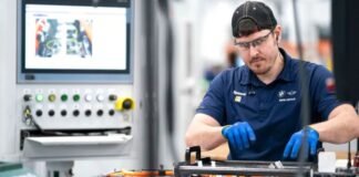 Manufactura de EE. UU. sorprende y el petróleo se desploma