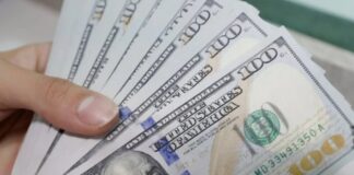 Precio del dólar retrocede al nivel de hace casi ocho años mientras la Bolsa de Lima cae por incertidumbre política