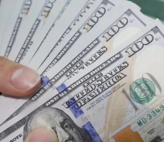 Precio del dólar retrocede al nivel de hace casi ocho años mientras la Bolsa de Lima cae por incertidumbre política
