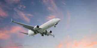 Alza del petróleo presiona a aerolíneas y encarece pasajes: el sector aéreo enfrenta un 2026 de alta incertidumbre