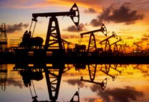 Ofensiva de EE.UU. contra Irán paraliza el tráfico petrolero en Ormuz mientras Wall Street apuesta por una guerra corta