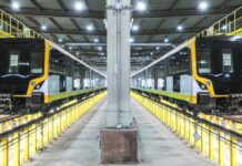 Línea 2 del Metro ya está al 85% y Ositrán propone conexión con la Línea 1 para acelerar apertura La puesta en operación integral de la Línea 2 del Metro de Lima y Callao enfrenta un nuevo entrampamiento técnico y contractual: la interconexión con la Línea 1 aún no cuenta con todos los estudios definitivos de ingeniería, requisito exigido por contrato para habilitar el servicio completo. El jefe de Ferrovías del Ositrán, Miguel Gonzales Bedoya, explicó que el retraso general del megaproyecto responde a factores acumulados. “Hubo demoras en la entrega de áreas al concesionario. Tanto así que un tribunal arbitral ya otorgó ampliaciones de plazo contra el Estado”, precisó a La República. No obstante, el punto crítico actual se concentra en la estación de conexión visualizada en el cruce de las avenidas Aviación y 28 de Julio. Allí deben construirse tres estructuras clave para permitir el tránsito de pasajeros entre el sistema subterráneo y el viaducto elevado: un edificio de transferencia, una pasarela superior y una nueva estación. Según el funcionario, solo uno de esos expedientes ha sido entregado. Avance real vs. operación El 85 % de avance difundido oficialmente corresponde únicamente a la obra subterránea del tramo entre Plaza Bolognesi y Municipalidad de Ate, que añadirá 11 estaciones a las cinco ya operativas. “Lo que frenaría la puesta en operación es la interconexión, porque forma parte del contrato”, explicó Gonzales Bedoya. Ante ese escenario, el organismo supervisor propone una alternativa: permitir que el tramo funcione aunque la conexión definitiva no esté terminada. La idea consiste en suspender temporalmente la exigencia contractual de interconexión —sin detener su construcción— para que los trenes comiencen a transportar pasajeros mientras se concluye la obra. “No sería justo que la línea llegue al 100% y no pueda operar solo porque falta esa interconexión, que puede demorar uno o dos años más”, sostuvo. Bajo ese esquema, los usuarios podrían recorrer más de 12 kilómetros de túnel y realizar conexiones indirectas mediante otros sistemas de transporte, aunque beneficiaría solo a quienes no necesitan enlazarse con la Línea 1. Cronograma en disputa El plazo final del proyecto sigue abierto. De acuerdo con un cronograma presentado por la concesionaria el año pasado, toda la línea —desde el Callao hasta Ate, incluido el ramal de la futura Línea 4— culminaría en 2031. Sin embargo, el supervisor considera que esa fecha es excesiva “El concesionario se mantiene en esa posición, pero estamos en mesas técnicas para mejorar esos plazos y definir un cronograma final bajo las condiciones actuales”, señaló el funcionario. La ausencia de un calendario contractual actualizado es una de las mayores trabas, porque sin ello no sería posible determinar formalmente retrasos ni aplicar penalidades. Sobrecostos y arbitraje El impacto económico de las demoras tampoco está definido. La concesionaria presentó una segunda demanda arbitral hace aproximadamente dos años por las consecuencias de retrasos en la entrega de terrenos. Por esa razón, la determinación de responsabilidades financieras sigue en evaluación. “Las consecuencias están siendo analizadas en arbitraje y no estamos en condiciones de señalar responsables”, indicó Gonzales Bedoya. ¿Cuándo podría operar el tramo? Si las partes logran acuerdos técnicos y se aceleran las revisiones de ingeniería, el tramo entre Plaza Bolognesi y Ate podría entrar en servicio entre diciembre de 2027 y los primeros meses de 2028. El inicio también dependerá de miles de pruebas de seguridad del sistema automatizado, ya que será el primer metro sin conductor del país. La implementación de cualquier solución provisional requerirá un acuerdo formal entre la concesionaria y el Ministerio de Transportes y Comunicaciones, entidad concedente del proyecto. Solo con un acta suscrita por ambas partes podría habilitarse la operación anticipada.