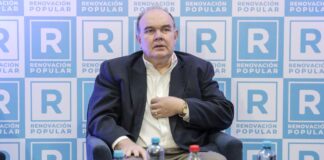 Rafael López Aliaga propone construir 18 aeropuertos internacionales con ingeniería militar y plantea iniciar en Oxapampa