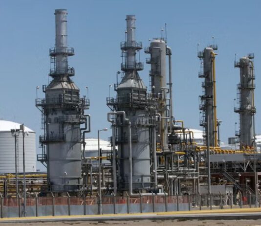 Osinergmin confirma inventarios suficientes de GLP y gasoholes pese a racionamiento de gas natural