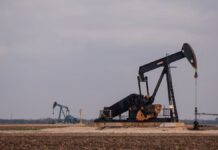 Conflicto en Oriente Medio impulsa al petróleo y hunde a Wall Street