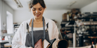 Mujeres lideran el 49% de la cartera de microcréditos para pequeños negocios en el país