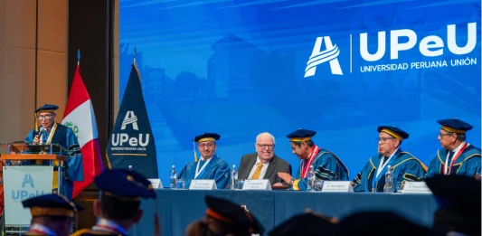 UPeU otorgó el grado de Doctor Honoris Causa a Julio Velarde Flores en el marco de sus 107 años de vida institucional