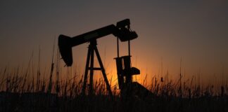 Petróleo cae más de 10% y dispara un rally en los mercados globales
