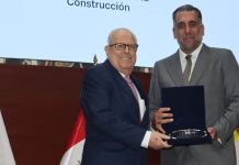 Julio Velarde es reconocido por Capeco y destaca urgencia de fortalecer el servicio público en el Perú