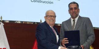 Julio Velarde es reconocido por Capeco y destaca urgencia de fortalecer el servicio público en el Perú
