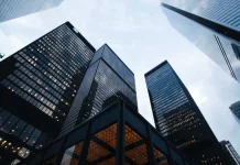 Empresas mejoran percepción sobre situación actual en abril, aunque moderan expectativas futuras