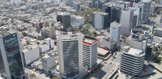 Empresas ajustan estrategias financieras ante incertidumbre electoral y riesgo político