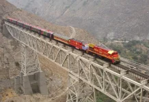 El tren peruano que desafía los Andes: atraviesa 69 túneles y sube a casi 5.000 metros de altura