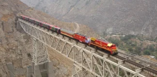El tren peruano que desafía los Andes: atraviesa 69 túneles y sube a casi 5.000 metros de altura