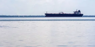 Petroleros “fantasma” devuelven crudo a Venezuela y evidencian trabas para reactivar industria petrolera