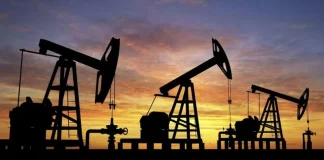 Petróleo cae casi 5% tras avances diplomáticos entre EE.UU. e Irán y alivio sobre Ormuz