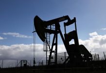 Petróleo supera los US$104 y crece temor global por escalada entre EE.UU. e Irán