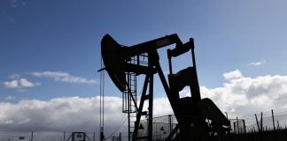 Petróleo supera los US$104 y crece temor global por escalada entre EE.UU. e Irán