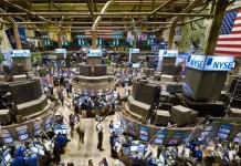 Bolsas globales suben en sesión de baja liquidez tras caída del petróleo y señales de posible tregua en Medio Oriente